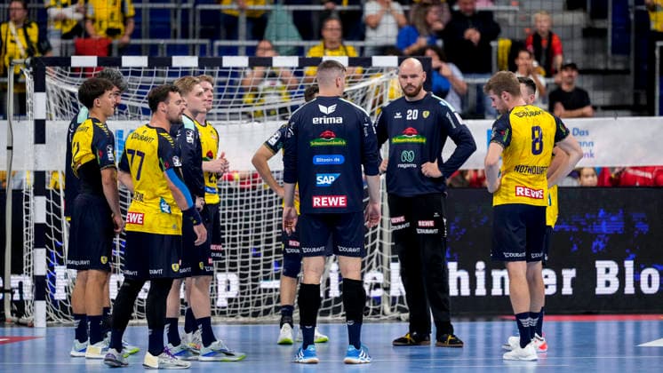 Spieler der Rhein-Neckar-Löwen, enttäuscht über die Niederlage, Enttäuschung nach dem Schlusspfiff, Highlight, Verlierer, verloren, Frustration, disappointed, pessimistisch, 08.10.2026, Mannheim (Deutschland), Handball, Bundesliga, Rhein-Neckar Löwen - ThSV Eisenach