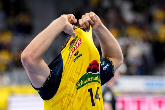 Gino Steenaerts (RNL, 14) vergräbt sich in seinem Trikot, Einzelbild, Einzelfoto, Aktion, Action, Spieler der Rhein-Neckar-Löwen, enttäuscht über die Niederlage, Enttäuschung nach dem Schlusspfiff, Highlight, Verlierer, verloren, Frustration, disappointed, pessimistisch, 08.10.2026, Mannheim (Deutschland), Handball, Bundesliga, Rhein-Neckar Löwen - ThSV Eisenach