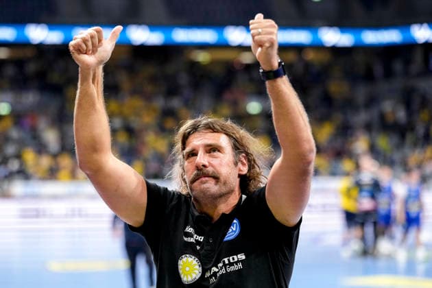 Sebastian Hinze (Trainer, Cheftrainer, ThSV), mit Daumen nach oben, Geste, Gestik, zuversichtlich, positiv, optimistisch, Freude, freuen, freut sich, Einzelbild, Einzelfoto, Aktion, Action, Jubel nach dem Schlusspfiff, Freude über den Sieg, Sieger, Gewinner, jubelt, jubeln, fröhlich, positiv, freut sich, freuen, optimistisch, Highlight, 08.10.2026, Mannheim (Deutschland), Handball, Bundesliga, Rhein-Neckar Löwen - ThSV Eisenach
