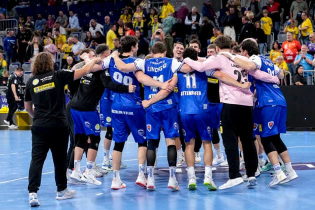 Spieler vom ThSV Eisenach, Jubel nach dem Schlusspfiff, Freude über den Sieg, Sieger, Gewinner, jubelt, jubeln, fröhlich, positiv, freut sich, freuen, optimistisch, Highlight, Action, Aktion, tanzen im Kreis, Teamkreis, Mannschaftskreis, 08.10.2026, Mannheim (Deutschland), Handball, Bundesliga, Rhein-Neckar Löwen - ThSV Eisenach