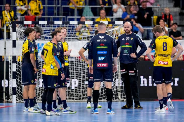 Spieler der Rhein-Neckar-Löwen, enttäuscht über die Niederlage, Enttäuschung nach dem Schlusspfiff, Highlight, Verlierer, verloren, Frustration, disappointed, pessimistisch, 08.10.2026, Mannheim (Deutschland), Handball, Bundesliga, Rhein-Neckar Löwen - ThSV Eisenach