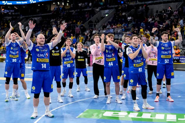Spieler vom ThSV Eisenach jubeln mit den mitgereisten Fans, Jubel nach dem Schlusspfiff, Freude über den Sieg, Sieger, Gewinner, jubelt, jubeln, fröhlich, positiv, freut sich, freuen, optimistisch, Highlight, Action, Aktion, 08.10.2026, Mannheim (Deutschland), Handball, Bundesliga, Rhein-Neckar Löwen - ThSV Eisenach