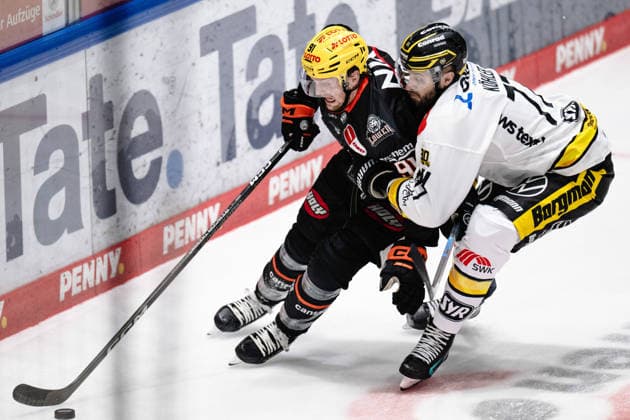 Austin Wagner (Loewen Frankfurt, 91), Mick Koehler (Krefeld Pinguine, 77) GER, Loewen Frankfurt vs. Krefeld Pinguine, Eishockey, PENNY DEL, 7. Spieltag, Spielzeit 2026 2027, 08.10.2026 GER, Loewen Frankfurt vs. Krefeld Pinguine, Eishockey, PENNY DEL, 7. Spieltag, Spielzeit 2026 2027, 08.10.2026 Frankfurt am Main Copyright: xEibner-Pressefoto AttilaxZigax EP_AZA
