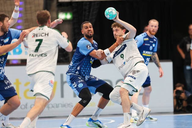 Philipp Ahouansou (TVB Stuttgart, 5) im Duell mit Niklas Theiss (HSG Wetzlar, 9) GER, TVB Stuttgart vs. HSG Wetzlar, Handball, Opel Handball-Bundesliga, 8. Spieltag, Spielzeit 2026 2027, 08.10.2026 GER, TVB Stuttgart vs. HSG Wetzlar, Handball, Opel Handball-Bundesliga, 8. Spieltag, Spielzeit 2026 2027, 08.10.2026 Stuttgart Copyright: xEibner-Pressefoto SoerenxHerwegx EP_SHG