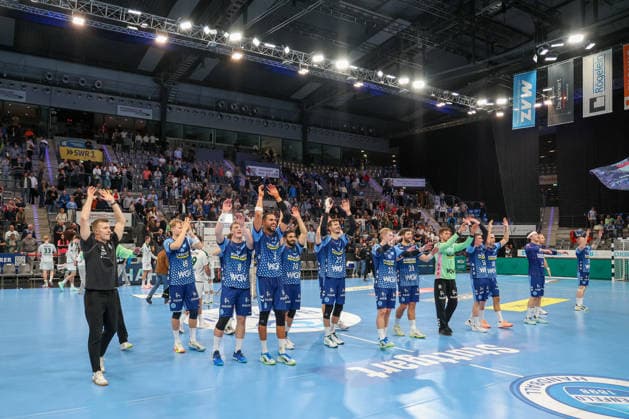 Die Mannschaft des TVB Stuttgart freut sich nach dem Sieg GER, TVB Stuttgart vs. HSG Wetzlar, Handball, Opel Handball-Bundesliga, 8. Spieltag, Spielzeit 2026 2027, 08.10.2026 GER, TVB Stuttgart vs. HSG Wetzlar, Handball, Opel Handball-Bundesliga, 8. Spieltag, Spielzeit 2026 2027, 08.10.2026 Stuttgart Copyright: xEibner-Pressefoto SoerenxHerwegx EP_SHG