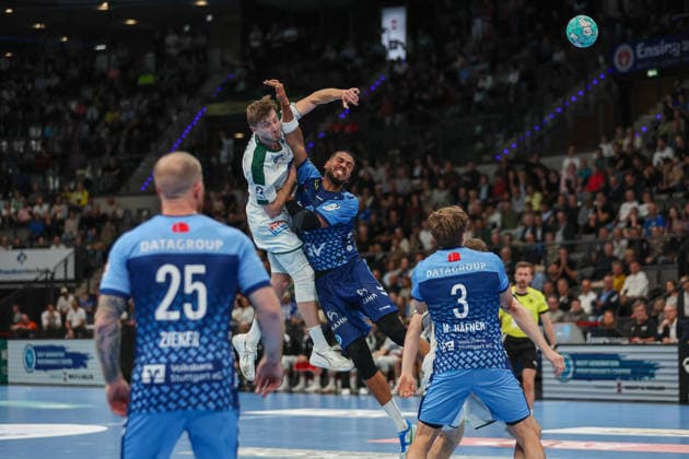 Niklas Theiss (HSG Wetzlar, 9) mit einem Wurf über Philipp Ahouansou (TVB Stuttgart, 5) hinweg GER, TVB Stuttgart vs. HSG Wetzlar, Handball, Opel Handball-Bundesliga, 8. Spieltag, Spielzeit 2026 2027, 08.10.2026 GER, TVB Stuttgart vs. HSG Wetzlar, Handball, Opel Handball-Bundesliga, 8. Spieltag, Spielzeit 2026 2027, 08.10.2026 Stuttgart Copyright: xEibner-Pressefoto SoerenxHerwegx EP_SHG