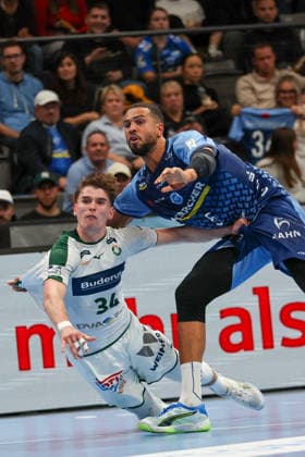 Paul Kompenhans (HSG Wetzlar, 34) im Duell mit Philipp Ahouansou (TVB Stuttgart, 5) GER, TVB Stuttgart vs. HSG Wetzlar, Handball, Opel Handball-Bundesliga, 8. Spieltag, Spielzeit 2026 2027, 08.10.2026 GER, TVB Stuttgart vs. HSG Wetzlar, Handball, Opel Handball-Bundesliga, 8. Spieltag, Spielzeit 2026 2027, 08.10.2026 Stuttgart Copyright: xEibner-Pressefoto SoerenxHerwegx EP_SHG