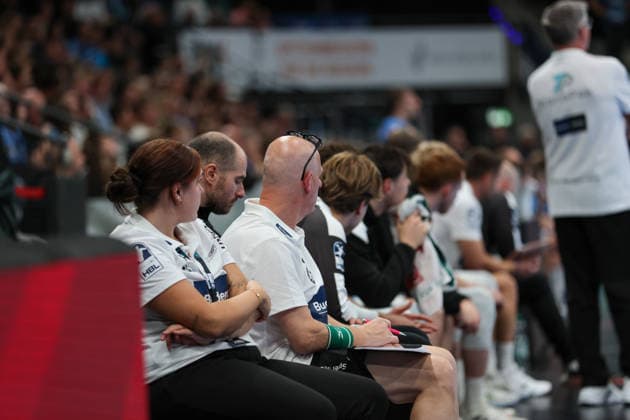 Die Bank des HSG Wetzlar schaut enttäuscht drein GER, TVB Stuttgart vs. HSG Wetzlar, Handball, Opel Handball-Bundesliga, 8. Spieltag, Spielzeit 2026 2027, 08.10.2026 GER, TVB Stuttgart vs. HSG Wetzlar, Handball, Opel Handball-Bundesliga, 8. Spieltag, Spielzeit 2026 2027, 08.10.2026 Stuttgart Copyright: xEibner-Pressefoto SoerenxHerwegx EP_SHG