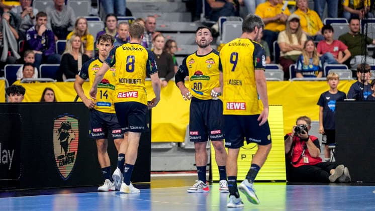 v.li.: Gino Steenaerts (RNL, 14), Tim Nothdurft (RNL, 8), Jannik Kohlbacher (RNL, 80), Jacob Arenth Lassen (RNL, 9), Spieler der Rhein-Neckar-Löwen, enttäuscht schauend, Enttäuschung, Frustration, disappointed, pessimistisch, Aktion, Action, Spielszene, 08.10.2026, Mannheim (Deutschland), Handball, Bundesliga, Rhein-Neckar Löwen - ThSV Eisenach
