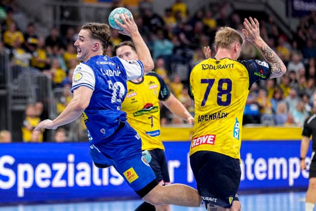 v.li.: Felix Aellen (ThSV, 22), Robert Timmermeister (RNL, 7), Edwin Aspenbäck (RNL, 78), Zweikampf, Spielszene, Duell, duel, tackle, tackling, Dynamik, Action, Aktion, 08.10.2026, Mannheim (Deutschland), Handball, Bundesliga, Rhein-Neckar Löwen - ThSV Eisenach