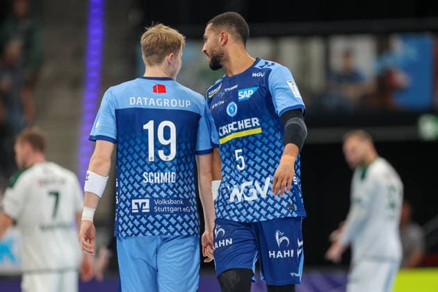 Linus Schmid (TVB Stuttgart, 19) und Philipp Ahouansou (TVB Stuttgart, 5) im Gespräch GER, TVB Stuttgart vs. HSG Wetzlar, Handball, Opel Handball-Bundesliga, 8. Spieltag, Spielzeit 2026 2027, 08.10.2026 GER, TVB Stuttgart vs. HSG Wetzlar, Handball, Opel Handball-Bundesliga, 8. Spieltag, Spielzeit 2026 2027, 08.10.2026 Stuttgart Copyright: xEibner-Pressefoto SoerenxHerwegx EP_SHG