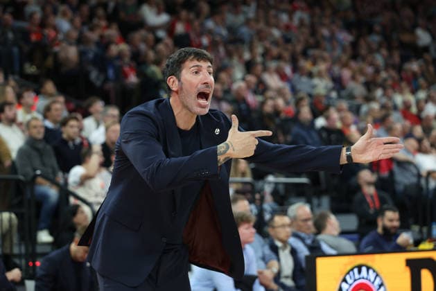 Alex Mumbru (Virtus Bologna, Chef-Trainer) gestikuliert, Gesten, Emotionen, Mimik, GER, FC Bayern Basketball vs. Virtus Bologna, Basketball, Euroleague, 4. Spieltag, Saison 2026 2027, 08.10.2026, GER, FC Bayern Basketball vs. Virtus Bologna, Basketball, Euroleague, 4. Spieltag, Saison 2026 2027, 08.10.2026 Muenchen Copyright: xEibner-Pressefoto JennixMaulx EP_JML