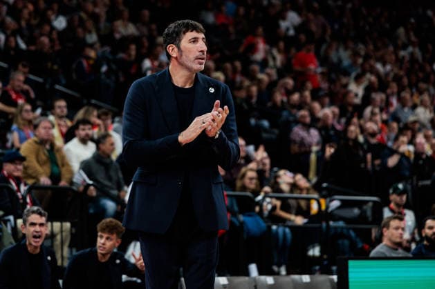 MUNICH, GERMANY - OCTOBER 08: Alex Mumbru (Head Coach Virtus Bologna) applauds during the Turkish Airlines EuroLeague match between FC Bayern Muenchen vs. Virtus Bologna at SAP Garden on round 4 of Turkish Airlines EuroLeague on October 08, 2026 in Munich, Germany. Bavaria Germany Copyright: xSteffiexWunderlx