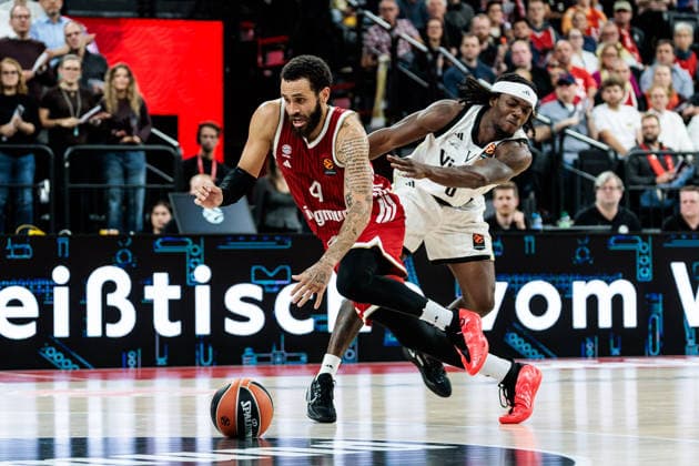 MUNICH, GERMANY - OCTOBER 08: Duane Washington (FC Bayern Muenchen, 4) controls the ball against Rasheed Bello (Virtus Bologna, 0) during the Turkish Airlines EuroLeague match between FC Bayern Muenchen vs. Virtus Bologna at SAP Garden on round 4 of Turkish Airlines EuroLeague on October 08, 2026 in Munich, Germany. Bavaria Germany Copyright: xSteffiexWunderlx