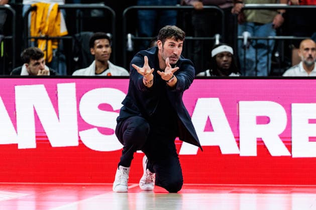 MUNICH, GERMANY - OCTOBER 08: Alex Mumbru (Head Coach Virtus Bologna) on his knees, gesturing, during the Turkish Airlines EuroLeague match between FC Bayern Muenchen vs. Virtus Bologna at SAP Garden on round 4 of Turkish Airlines EuroLeague on October 08, 2026 in Munich, Germany. Bavaria Germany Copyright: xSteffiexWunderlx