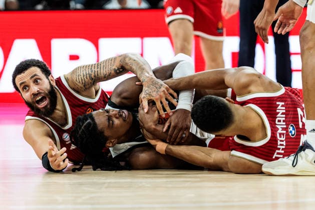 MUNICH, GERMANY - OCTOBER 08: Duane Washington (FC Bayern Muenchen, 4), Marcus Carr (Virtus Bologna, 2) and Johannes JT Thiemann (FC Bayern Muenchen, 32) on the floor fighting for the ball during the Turkish Airlines EuroLeague match between FC Bayern Muenchen vs. Virtus Bologna at SAP Garden on round 4 of Turkish Airlines EuroLeague on October 08, 2026 in Munich, Germany. Bavaria Germany Copyright: xSteffiexWunderlx