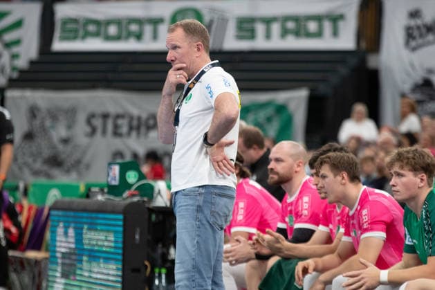 Handball, HBL2: SC DHfK Leipzig - TuS N-Lübbecke; 08.10.2026 Cheftrainer Frank Carstens (SC DHfK Leipzig) nachdenklich. Handball, 2. Bundesliga, Saison 2026 2027, 7. Spieltag: SC DHfK Leipzig vs. TuS N-Lübbecke am 08.10.2026 in der Quarterback Immobilien Arena Leipzig. Copyright: xBEAUTIFULxSPORTS JanxKaeferx