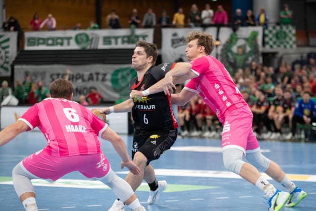 Handball, HBL2: SC DHfK Leipzig - TuS N-Lübbecke; 08.10.2026 Manuel Hörr (6, TuS N-Lübbecke) wird von Tim Hertzfeld (72, SC DHfK Leipzig) attackiert. Handball, 2. Bundesliga, Saison 2026 2027, 7. Spieltag: SC DHfK Leipzig vs. TuS N-Lübbecke am 08.10.2026 in der Quarterback Immobilien Arena Leipzig. Copyright: xBEAUTIFULxSPORTS JanxKaeferx