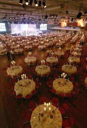 SPORTLER DES JAHRES Gala - unzählige gedeckte Tische warten auf die Gäste im Hotel Estrel in Berlin