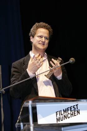 Preisträger Florian Henckel von Donnersmarck (GER) hält seine Dankesrede anlässlich der Verleihung des Bernhard-Wicki-Preises 2006 - Die Brücke - im Rahmen des Filmfestes in München