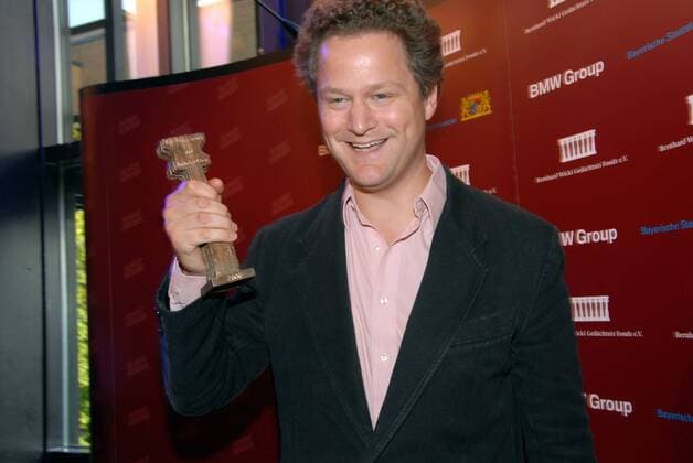 Preisträger Florian Henckel von Donnersmarck (Mitte, GER Regisseur) mit seiner Trophäe anlässlich der Verleihung des Bernhard-Wicki-Preises 2006 - Die Brücke - im Rahmen des Filmfestes in München