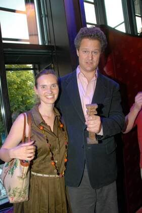 Preisträger Florian Henckel von Donnersmarck (GER Regisseur) mit Ehefrau Christiane (GER) und seiner Trophäe anlässlich der Verleihung des Bernhard-Wicki-Preises 2006 - Die Brücke - im Rahmen des Filmfestes in München