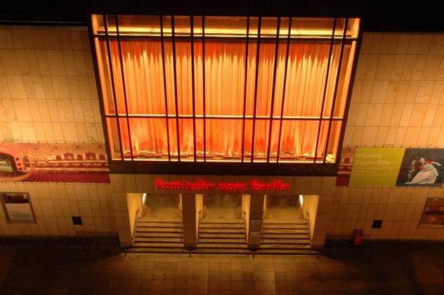 Beleuchteter Eingangsbereich der Komischen Oper in Berlin