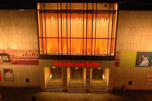 Beleuchteter Eingangsbereich der Komischen Oper in Berlin