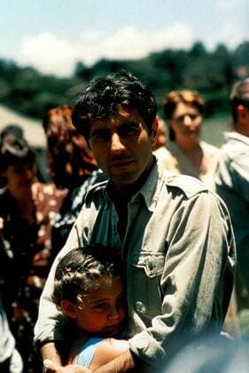 KPA43377.jpg NIRGENDWO IN AFRIKA D 2001 Caroline Link Die jüdische Familie Redlich emigriert 1938 nach Kenia, wo der Anwalt Walter Redlich (MERAB NINIDZE) als Farmverwalter arbeitet. Seine Frau Jettel kann sich nur schwer an das neue Leben gewöhnen. Seine schüchterne Tochter Regina (LEA KURKA) dagegen blüht auf. Sie lernt die Sprache und Gebräuche und findet in dem einheimischen Koch Owuor eine guten Freund. Der Verlust der Heimat bedroht die Ehe der Redlichs, doch ganz langsam finden sie wieder zusammen. Als Walter nach dem Ende des Krieges, eine Richterstelle in Frankfurt angeboten bekommt, ist es fraglich, ob Jettel und Regina Kenia wieder verlassen wollen... UnitedArchives43377