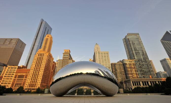 Skulptur Cloud Gate, The Bean, von Anish Kapoor, vor Skyline mit Legacy at Millenium Park Building, The Heritage, Pittsfield Building, AT&T Plaza, Millenium Park, Chicago, Illinois, Vereinigte Staaten von Amerika, USA iblimw01682520