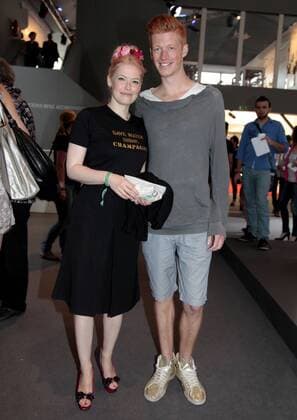 Enie van de Meiklokjes mit Freund Sören Haxholm während der Mercedes Benz Fashion Week in Berlin