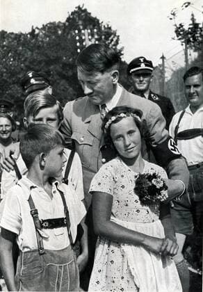 IMAGO History, Zweiter Weltkrieg: 1939 - 1945 Deutschland, Ort und Datum unbekannt, 1934 Adolf Hitler - - Foto: Adolf Hitler, von Kindern umgeben, rechts Reichsjugendführer Baldur von Schirach Germany, Place and date unknown, 1934 Adolf Hitler (April 20, 1889 in Braunau am Inn, 30 April 1945 in Berlin) was a German politician of Austrian origin. He was from 29 July 1921 Chairman of the National Socialist German Workers Party (NSDAP), was on 30 January 1933 and was cha