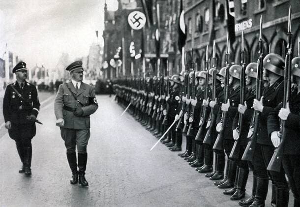 IMAGO History, Zweiter Weltkrieg: 1939 - 1945 Deutschland, Nürnberg, 10.09.1935 Adolf Hitler ( 20. April 1889 in Braunau am Inn; 30. April 1945 in Berlin) war ein deutscher Politiker oesterreichischer Herkunft. Er war ab 29. Juli 1921 Vorsitzender der Nationalsozialistische Deutsche Arbeiterpartei (NSDAP), wurde am 30. Januar 1933 Reichskanzler und war von 1934 bis zu seinem Suizid 1945 unter der Bezeichnung ãFuehrer und ReichskanzlerÒ zugleich Regierungschef und Staatsoberhaupt des Deutschen Reiches, sowie ab 4. Februar 1938 Oberbefehlshaber der Wehrmacht. Foto: Adolf Hitler schreitet die Ehrenkompanie seiner Leibstandarte ab, auf dem Parteitag der Freiheit Germany, Nürnberg, 10.09.1935 Adolf Hitler (April 20, 1889 in Braunau am Inn, 30 April 1945 in Berlin) was a German politician of Austrian origin. He was from 29 July 1921 Chairman of the National Socialist German Workers Party (NSDAP), was on 30 January 1933 and was ch