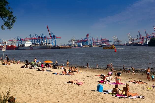 Hamburg Övelgönne Hamburg, Hamburger, Europa, europe, Aussenaufnahme, tagsueber, Sommer, sommerlich, Elbe, Elbufer, Elbstrand, Elbe, Fluss, Containerterminal Burchardkai, Schiff, Schiffe, Containerschiff, Containerschiffe, Hafen, Häfen, port, ports, river, beach, Övelgönne, Terminal, Stadturlaub, Freizeitvergnügen, baden, Freizeit, sich sonnen, Urlaub,