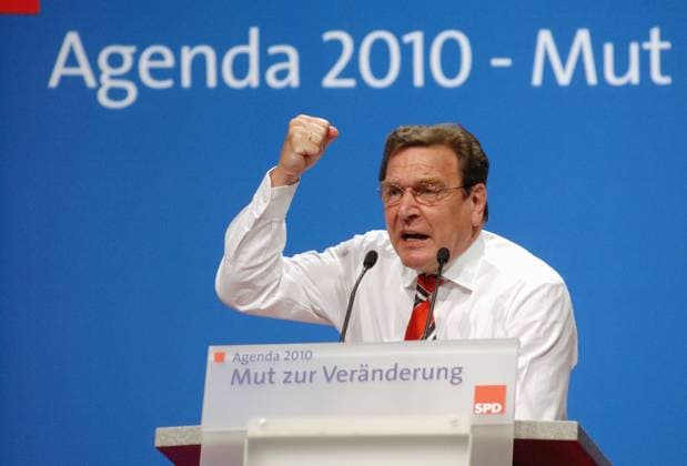 Gerhard Schroeder, SPD-Parteitag Agenda 2010 Deu, Berlin, 01.06.2003 Rede Gerhard Schroeder, Vorsitzender der SPD und Bundeskanzler, auf dem Bundesparteitag der SPD zur Agenda 2010 - Mut zur Veraenderung. Geste, Gestik, Portrait, Politik, Schröder, QF.