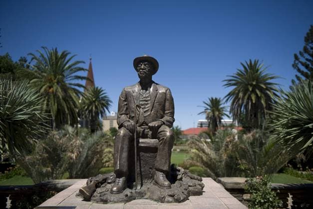 Windhoek, Namibia Namibia, Windhoek, 15.12.2011 Denkmal von Hosea Kutako, Fuehrer der Herero im Befreiungskampf gegen die deutsche Kolonialmacht im Garten vom Tintenpalast in Windhoek, Namibia. Namibia, Afrika, Suedwestafrika, Suedwest, Reise, reisen, Tourismus, Urlaub, Wahrzeichen, Sehenswuerdigkeit, 2011, Aussenaufnahme, Architektur, Bauwerk, Stadt, Stadtansicht, ehemalige deutsche Kolonie, Kolonialzeit, Kolonialisierung, Kolonialismus, deutsch, Deutschland, Hauptstadt, Geschichte Memorial of Hosea Kutako, leader of the Herero against the German colony in Windhoek, Namibia. Travel, voyage, tourism, Africa, southwest, southwestern, south west, feature, architecture, cityscape, building, urban, view on city, cityview, Windhuk, former German colony, capital town, colonial heritage, landmark