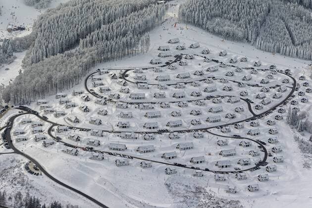 Luftbild, Landal GreenParks GmbH, Ferienhäuser, Tourismus, Massentourismus, Winter in Winterberg, Winterberg, Sauerland, Hochsauerlandkreis, HSK, Nordrhein-Westfalen, Deutschland, Europa !ACHTUNGxMINDESTHONORARx60xEURO!