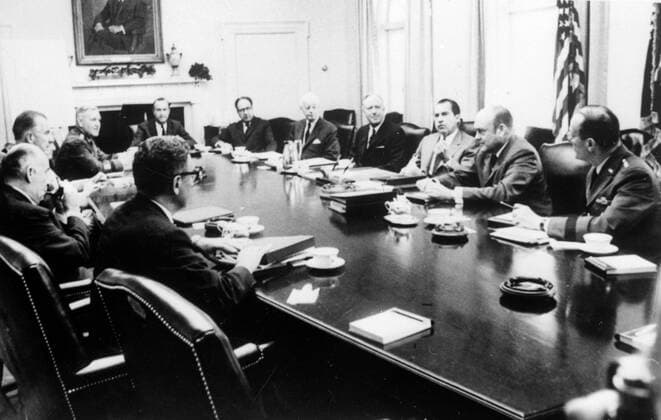 President Richard Nixon called his top diplomatic and military strategists to the White House for a thorough review of the Vietnam War. Clockwise from left are: Henry Kissinger, Presidential Adviser on National Security Affairs; Attorney General John Mitchell, Vice-President Agnew, Admiral John C. McCain Jr, Commander in Chief, Pacific (hidden), General Creighton W. Abrams, Commander of American Forces in Vietnam CIA Director Richard Helms, Philip Habib, American delegate to the Paris peace negotiations; Ellsworth Bunker, US Ambassador to South Vietnam; Secretary of State William Rodgers, President Nixon, Defence Secretary Melvin Laird and General Earle Wheeler, Chairman of the Joint Chiefs of Staff. 13 September 1969 , Vereinigte Staaten von Amerika, Krieg, Vietnamkrieg, 60er, 1960er Jahre UnitedArchives00203387
