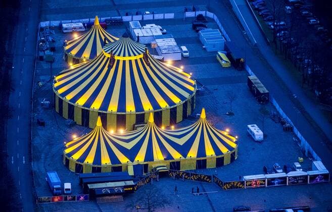 Circuszelt, Weihnachtscircus im Revier, Show Schöne Firetage , Parkplatz E hinter der Westfalenhalle vor der Premiere zum Weihnachtsprogramm, Luftbild von Dortmund, Ruhrgebiet !ACHTUNGxMINDESTHONORARx60xEURO!