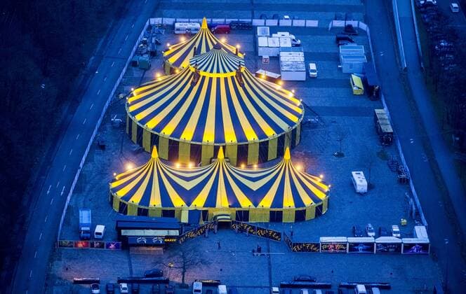 Circuszelt, Weihnachtscircus im Revier, Show Schöne Firetage , Parkplatz E hinter der Westfalenhalle vor der Premiere zum Weihnachtsprogramm, Luftbild von Dortmund, Ruhrgebiet !ACHTUNGxMINDESTHONORARx60xEURO!