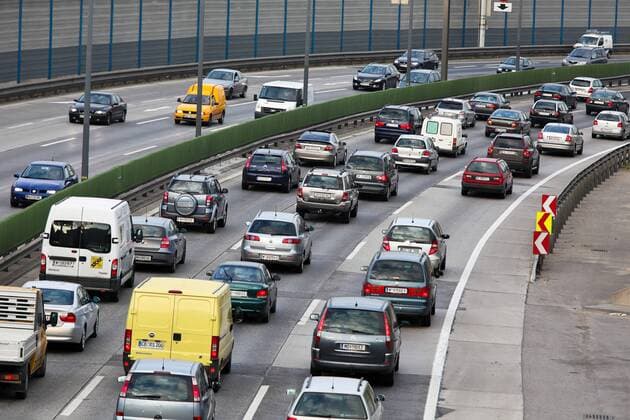 Stau im Verkehr mit Autos auf einer Autobahn Strasse McPBBO McPBBO