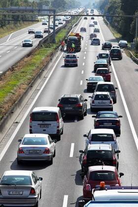 Stau im Verkehr mit Autos auf einer Autobahn Strasse McPBBO McPBBO