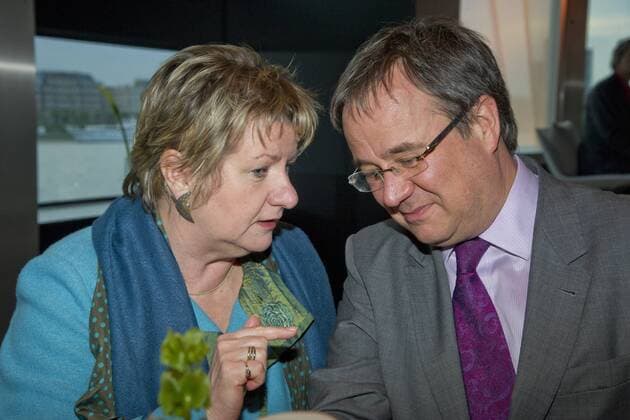 Sylvia LOEHRMANN, Löhrmann, Politikerin, Buendnis 90 die Gruenen, Ministerin für Schule und Weiterbildung, Stellvertretende Ministerpraesidentin, links, Armin LASCHET, Politiker, CDU, WDR Treff in Koeln am 15.05.2014, Â
