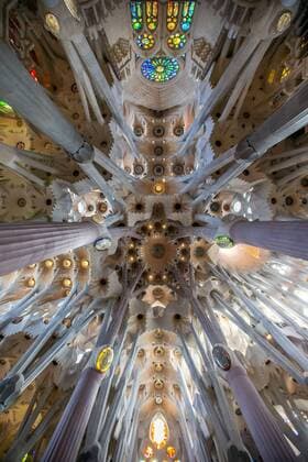 Barcelona - Sagrada Familia Die Sagrada Familia (vollständige katalanische Bezeichnung: Temple Expiatori de la Sagrada Familia; deutsch Sühnekirche der Heiligen Familie) ist eine römisch-katholische Basilika in Barcelona. Der Bau der von Antoni Gaudi im neukatalanischen Stil entworfenen Kirche ist bis heute unvollendet. Sie wurde 1882 begonnen und soll 2026 abgeschlossen sein. Kirche, Kirchen, Sehenswuerdigketi, Wahrzeichen church, churches, Sakralbauten, Altstadt, Stadtteil Eixample, Innenaufnahme, interieur, Gewölbe, Konstruktion, STruktur, innen,
