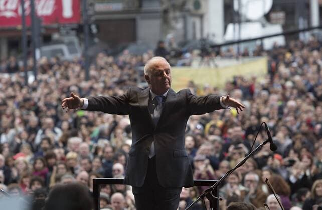 (140810) -- BUENOS AIRES, Aug. 10, 2014 -- Argentine-born Israeli piano player and orchestra director, Daniel Barenboim, leads a free concert of the West-Eastern Divan Orchestra, in front of the Alsina Bridge, in Buenos Aires city, capital of Argentina, on Aug. 10, 2014. The West-Eastern Divan Orchestra was established on 1999 by musician Daniel Barenboim, consisting musicians from countries in the Middle East. Martin Zabala) (da) (fnc) ARGENTINA-BUENOS AIRES-BARENBOIM-CONCERT e MARTINxZABALA