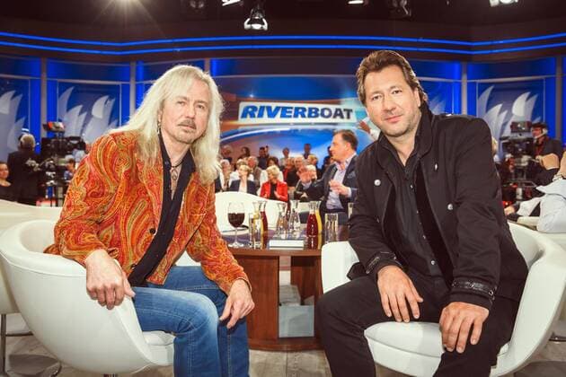 MDR - Riverboat. Gitarrist Bernd Römer links und Sänger Claudius Dreilich ( Karat ) anläßlich der MDR - Talkshow Riverboat am 15.05.2015 im Studio 3 der Mediacity Leipzig.