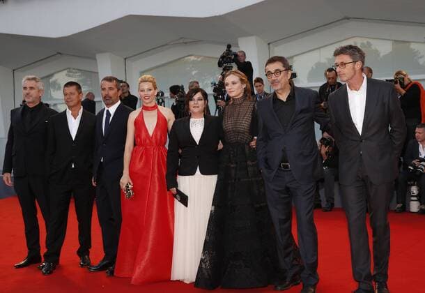 (150912) -- VENICE, Sept. 12, 2015 -- Venezia 72 jury members Pawel Pawlikowski, Nuri Bilge Ceylan, Diane Kruger, Lynne Ramsay, Elizabeth Banks, Francesco Munzi, Emmanuel Carrere and president Alfonso Cuaron (from R to L) attend the closing ceremony and premiere of the film Lao Pao Er (Mr. Six), during the 72nd Venice Film Festival at Lido island in Venice, Italy, Sept. 12, 2015. ) ITALY-VENICE-FILM-FESTIVAL-72ND-AWARD-RED CARPET YexPingfan