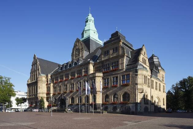 Rathausplatz mit Rathaus in Recklinghausen, Ruhrgebiet, Nordrhein-Westfalen D-Recklinghausen, Ruhrgebiet, Westfalen, Nordrhein-Westfalen, NRW, Rathausplatz, Rathaus, Wilhelminismus, Neorenaissance, D-Recklinghausen, Ruhr area, Westphalia, North Rhine-Westphalia, NRW, Rathausplatz, city hall, Wilhelminism, Neo-Renaissance