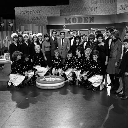 Werner Müllers Schlagermagazin, Musiksendung, Deutschland 1965, Regie: Dieter Wendrich, alle Gaststars, u.a.: Bully Buhlan, Udo Jürgens, Angelina Monti, Greetje Kauffeld, Janneke Spruyt, Gerhard Wendland, Harald Juhnke, Dorthe Kollo, Willy Hagara, Hans Hass jr., Gitta Lind, Violetta Ferrari, Tänzerinnen Copyright: Roba SiegfriedxPilz UnitedArchives15178