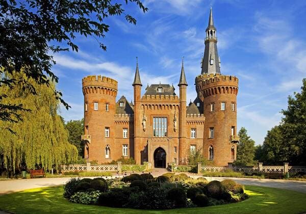 Wasserschloss Moyland, Museum fuer Moderne Kunst, Deutschland, Nordrhein-Westfalen, Niederrhein, Bedburg Hau Moyland Castle, Moyland Museum of modern art, Germany, North Rhine-Westphalia, Lower Rhine, Bedburg Hau BLWS406920
